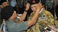 Jenderal Moeldoko saat memperbaiki posisi baret Ahok, Jumat (12/12/2014). (Liputan6.com/Herman Zakharia)
