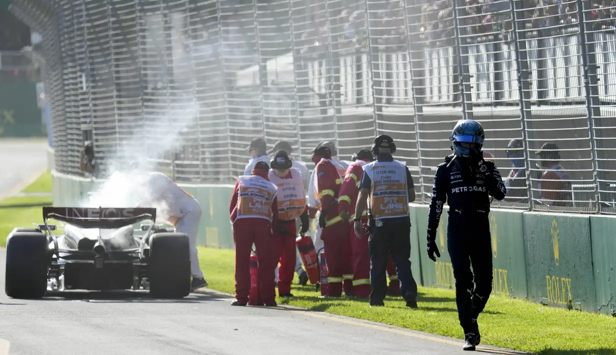 George Russell yang memulai balapan dari posisi kedua harus menghentikan mobilnya di area pintu keluar pitlane, dan Virtual Safety Car diberlakukan. (AP/Pool/Simon Baker)