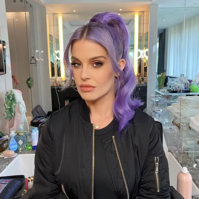 Bukan Oplas, Ini Rahasia Kelly Osbourne untuk Tampilan Wajah Lebih Muda