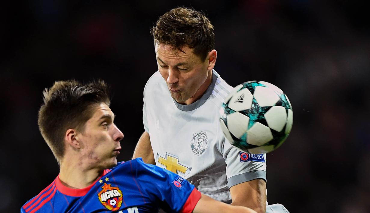 Striker CSKA Moscow, Zhamaletdinov, duel udara dengan gelandang Manchester United, Nemanja Matic, pada laga Liga Champions di Stadion VEB Arena, Moskow, Rabu (27/9/2017). CSKA kalah 1-4 dari MU. (AFP/Yuri Kadobnov)