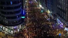 Ribuan orang berbaris menuju jalan Gran Via saat memperingati Hari Perempuan Internasional di Madrid (8/3). Mereka berkumpul dan melakukan aksi mogok untuk  hak-hak perempuan. (AFP/Oscar Del Pozo)