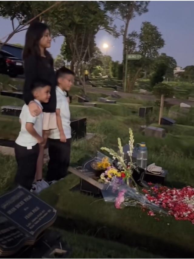 6 Momen Haru Samuel Rizal dan Anggi Pratama Ziarah Bareng ke Makam Stevi Agnecya