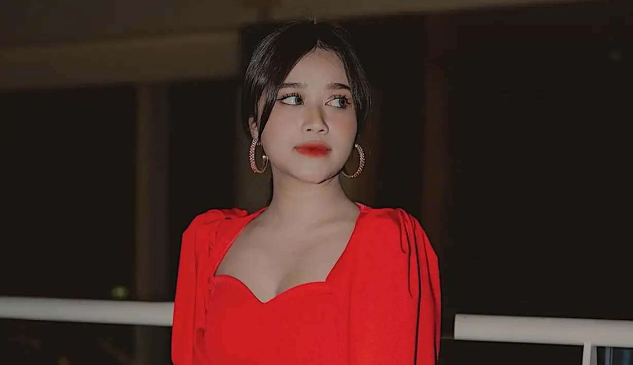 Pancarkan pesona tersendiri dan punya wajah imut meski sudah berusia 26 tahun, tak sedikit netizen yang memuji Brisia Jodie. Sering terlihat tampil dengan makeup natural, penyanyi kelahiran Yogyakarta ini bikin pangling ketika tampil dengan makeup tebal. Pelantun tembang Ternyata Hanya Kamu ini nampak terlihat berbeda ketika wajahnya dipoles dengan tema bold. (Liputan6.com/IG/@brisiajodie96)