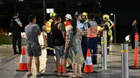 Evakuasi di warga di sekitar Opal Tower, Sydney, Australia yang terdapat keretakan pada bangunannya. (AFP)