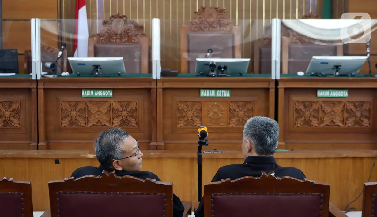 Terdakwa kasus merintangi penyidikan atau "obstruction of justice" pembunuhan berencana terhadap Nofriansyah Yosua Hutabarat atau Brigadir J, Agus Nurpatria (kiri) dan Hendra Kurniawan menjalani sidang lanjutan di PN Jakarta Selatan, Kamis (1/12/2022). Sidang lanjutan kasus pembunuhan berencana terhadap Brigadir J tersebut kembali digelar dengan agenda pemeriksaan enam saksi yang dihadirkan oleh jaksa penuntut umum. (Liputan6.com/Johan Tallo)
