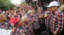 Cawagub DKI Jakarta, Djarot Saiful Hidayat memberi pemaparan saat berkunjung ke Kampung Ambon, Cengkareng, Jakarta Barat, Kamis (2/2). Djarot juga mengatakan akan membangun fasilitas untuk anak-anak muda di kawasan rawan narkoba. (Liputan6.com)