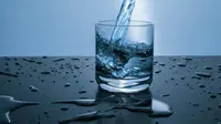 Ilustrasi air mineral yang lebih sehat daripada minuman berkafein (sumber foto: pexels.com/Pixabay)
