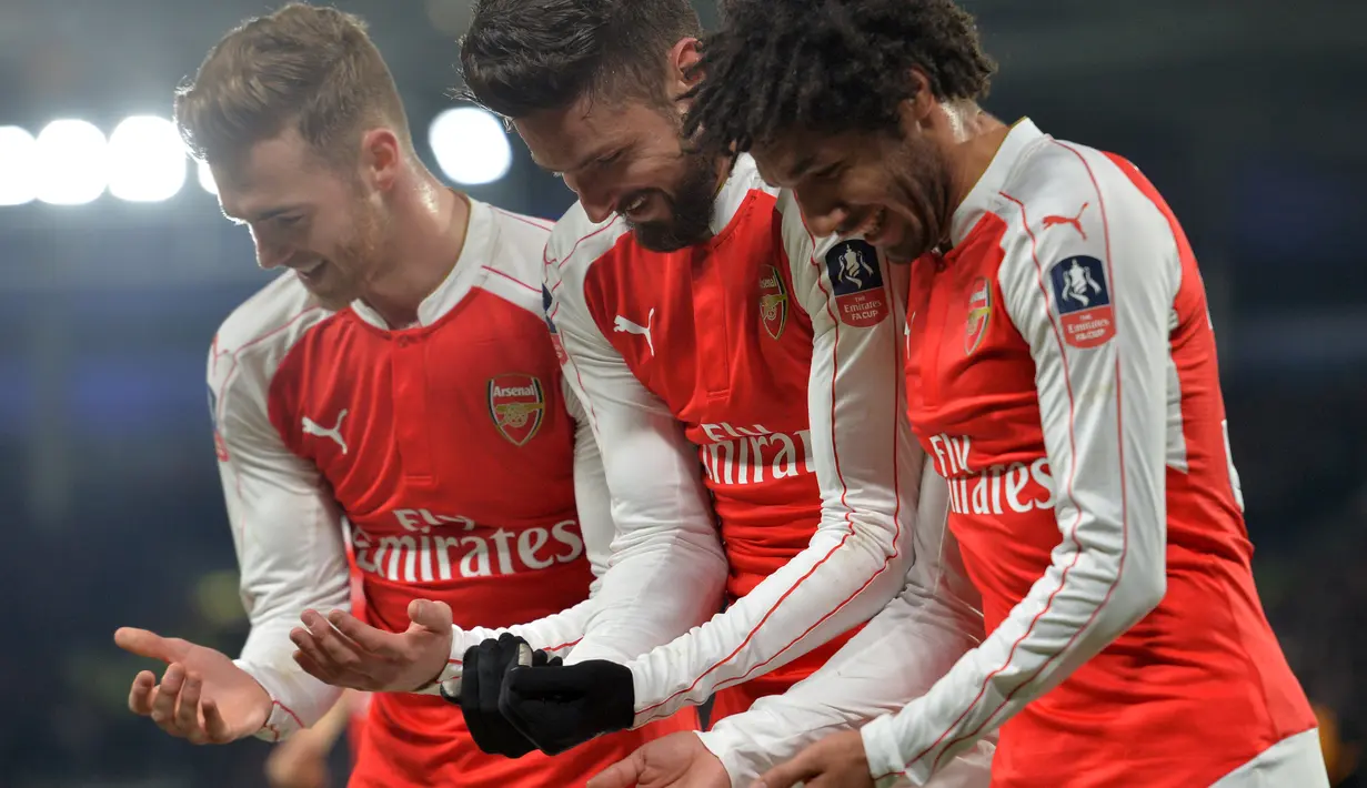 Pemain Arsenal merayakan gol yang dicetak Olivier Giroud ke gawang Hull City dalam partai ulang putaran kelima Piala FA di Stadion KC, Hull City, Rabu (9/3/2016) dini hari WIB. (AFP/Paul Ellis)