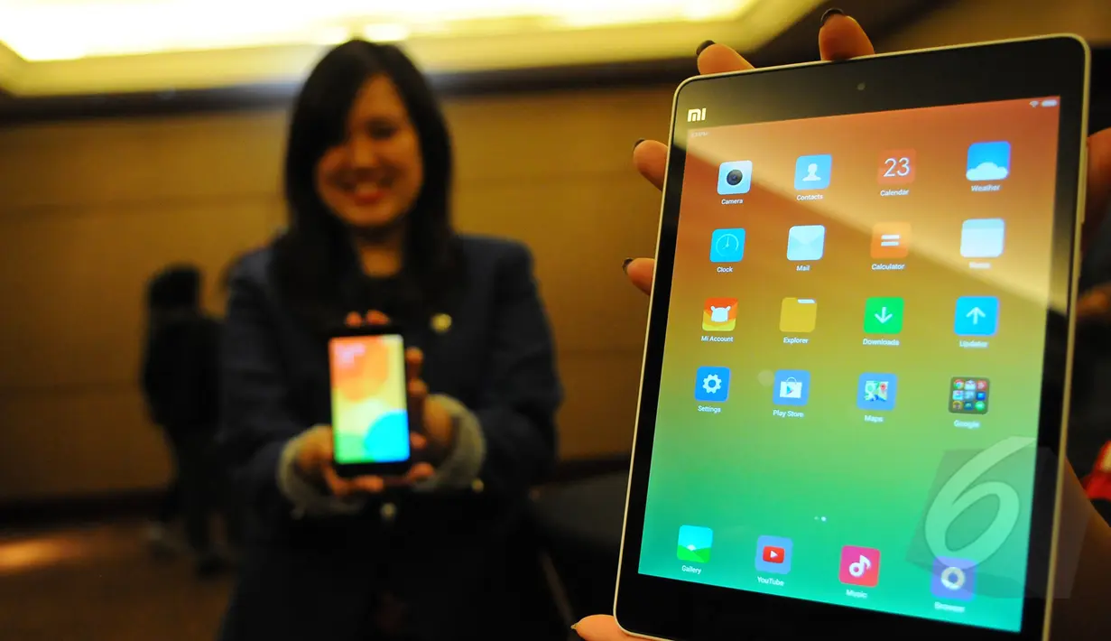 Redmi 2 hadir dengan berbagai pilihan warna yaitu putih, hitam, hijau, kuning, dan pink. Namun untuk di Indonesia, baru versi warna putih yang dijual secara resmi, Jakarta, Rabu (1/4/2015). (Liputan6.com/Herman Zakharia)