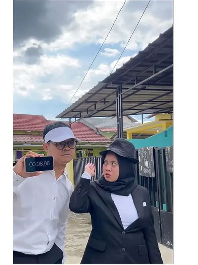 6 Potret Kekompakan Musdalifah Basri dan Suami, Sama-Sama Kocak