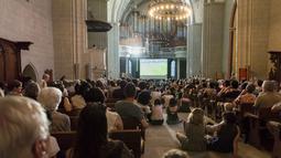 Fans menikmati suasana nonton bareng final piala Eropa 2016 antara Portugal melawan Prancis di Gereja St Francis, Lausanne, Swiss, (10/7/2016).  (EPA/Cyril Zingaro)