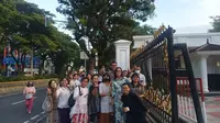 Masyarakat tampak antusias untuk menghadiri open house Lebaran 2024 yang digelar oleh Presiden Joko Widodo atau Jokowi di Istana Negara Jakarta, Rabu (10/4/2024). (Lizsa Egeham).