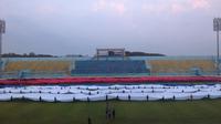  Suporter melakukan gladi bersih pengibaran bendera raksasa Merah-Putih bertajuk One Soul One Nation di Stadion Kanjuruhan, Malang, pada Jumat (15/1/2016). (Bola.com/Kevin Setiawan)