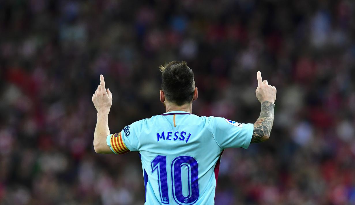 Penyerang FC Barcelona, Lionel Messi merayakan golnya ke gawang Athletic Bilbao pada lanjutan La Liga Santander di San Mames stadium, Bilbao, (28/102017). Barcelona menang 2-0. (AP/Alvaro Barrientos)
