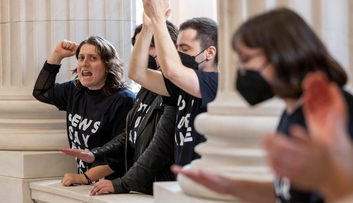 Massa menuduh pemerintah Benjamin Netanyahu merencanakan "genosida", beberapa ratus sukarelawan dari kelompok kampanye IfNotNow dan Jewish Voice for Peace meneriakkan slogan-slogan, membawa plakat dan menyanyikan lagu-lagu kuno Yahudi. (AP Photo/Amanda Andrade-Rhoades)