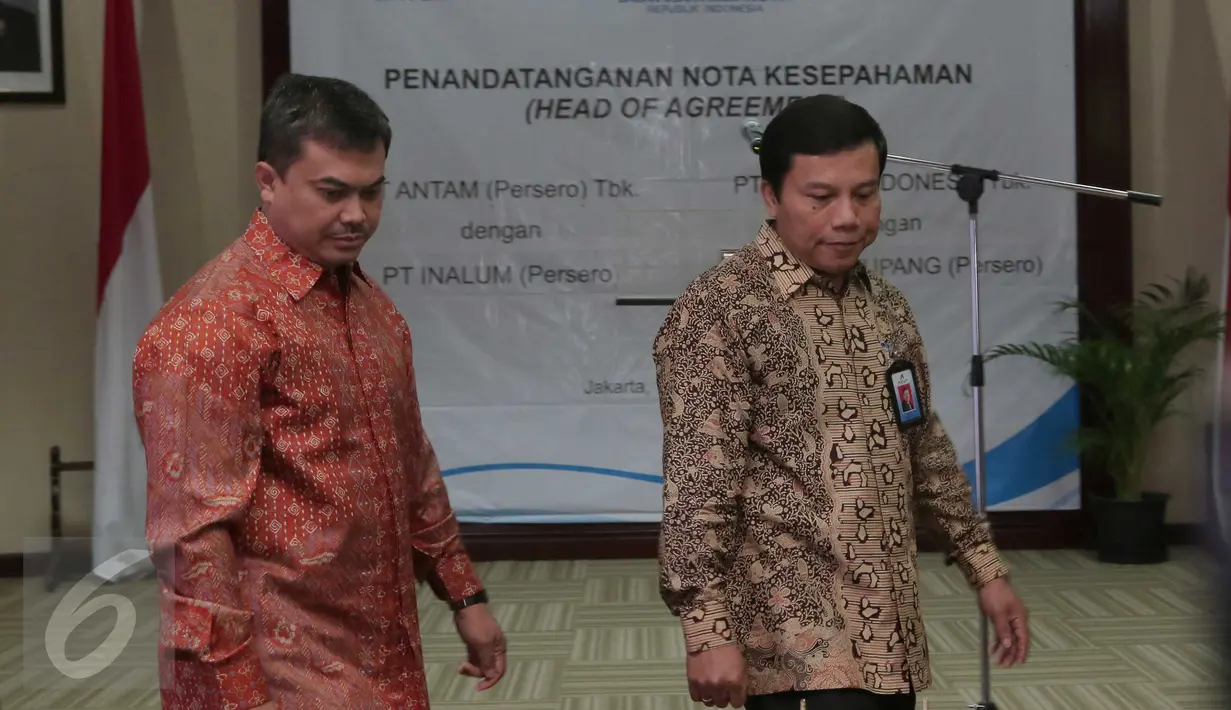 Dirut ANTAM Tedy Badrujaman (kiri), Dirut INALUM Winardi Sunoto menuju meja penandantangan nota kesepahaman  di Jakarta, Kamis (15/10/2015).  ANTAM dan INALUM melakukan kerjasama pembangunan Smelter Grade Alumunia Refinery. (Liputan6.com/Angga Yuniar)
