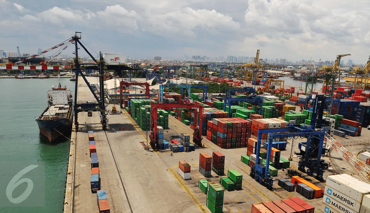  Suasana bongkar muat terminal peti kemas PT Nusantara Pelabuhan Handal ( NPH ) di pelabuhan tanjung priok, Jakarta, Selasa (7/2). Terminal tersebut dapat menampung  kapasitas 600 ribu TEUS pertahun. (Liputan6.com/Angga Yuniar)