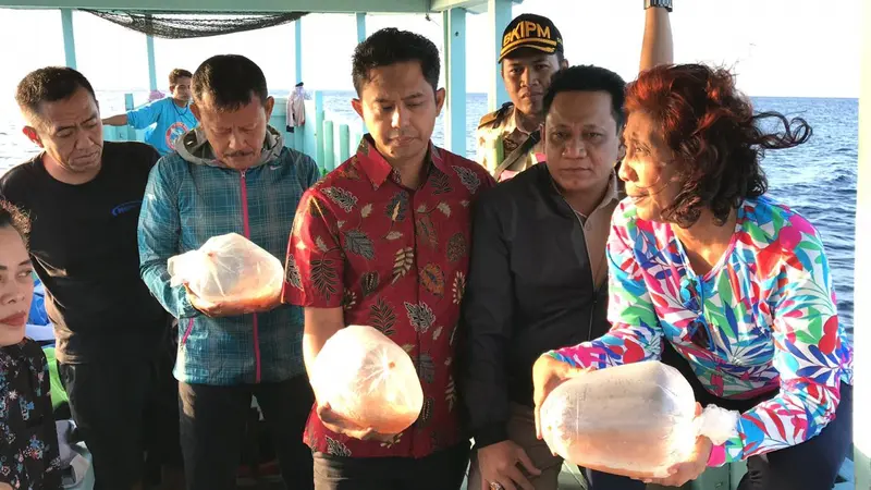 Menteri KKP Susi Pudjiastuti melepas benih lobster di Banyuwangi bersama petugas.