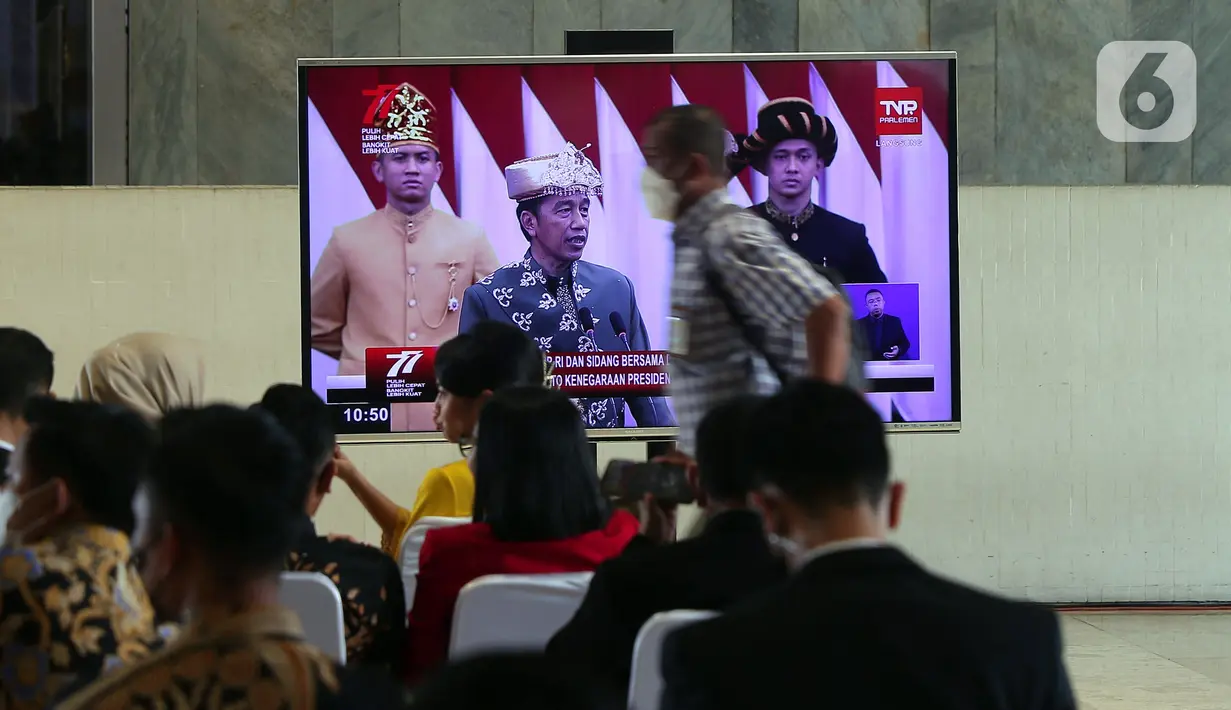 Sejumlah wartawan dan pegawai menyaksikan pidato kenegaraan Presiden Joko Widodo atau Jokowi dalam Sidang Tahunan MPR, DPR, DPD di Gedung Nusantara, Jakarta, Selasa (16/8/2022). Di Gedung Nusantara, Presiden Jokowi akan menyampaikan pidato pada Sidang Tahunan MPR RI Tahun 2022 dan pidato kenegaraan dalam rangka Hari Ulang Tahun (HUT) ke-77 Kemerdekaan RI pada Sidang Bersama DPR RI dan DPD RI Tahun 2022. (Liputan6 com/Angga Yuniar)