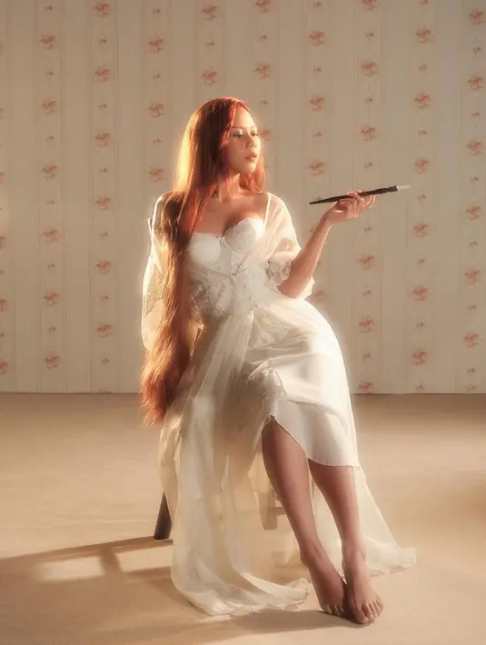 Nadin gemar mengenakan busana berbahan organza, tulle, chiffon, dan satin yang flowy dan ringan. Gaun dengan lapisan-lapisan tipis, rok mengembang, atau blus bertekstur transparan sering menjadi pilihannya. [@cakecaine].