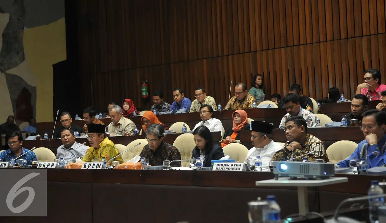 KPU, DKPP, dan Bawaslu hadir di Rapat Dengar Pendapat (RDP) dengan Komisi II DPR, di Kompleks Parlemen, Senayan, Jakarta, Jumat (15/7). Rapat membahas Pilkada 2015 yang belum terlaksana di 3 daerah (Liputan6.com/Johan Tallo)