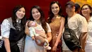 Film Bila Esok Ibu Tiada menggelar gala premiere pada Kamis (30/10). Amanda Manopo yang menjadi salah satu pemainnya, hadir dengan gaya stunning. Kebahagiaannya bertambah dengan kehadiran keluarga. Tampak sang kakak yang membawa bayi dan ayahnya datang mendukung. (Liputan6.com/IG/@angelicamanopo)