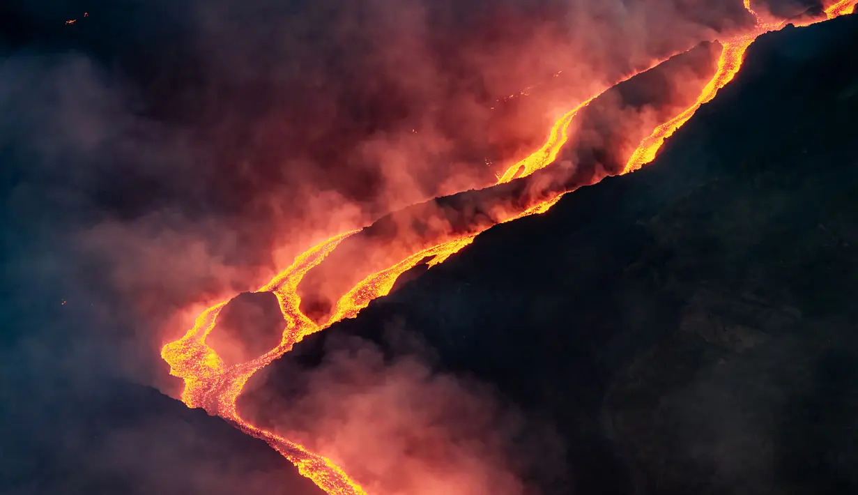 Aliran lava dari Gunung Etna saat erupsi di Catania, Sisilia Italia, Rabu, 12 Agustus 2026. (AFP/ Etna Walk)
