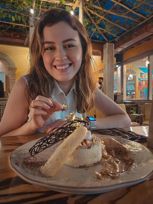 Setelah menikmati menu utama, bintang film Manusia Setengah Salmon ini lanjut ke hidangan penutup. Rasa manis dessert yang berpadu dengan senyum sang artis bikin netizen ikutan berseri. Hari bahagianya pun semakin bermakna dengan ditemani sang suami. (Liputan6.com/IG/@kimbrlyryder)