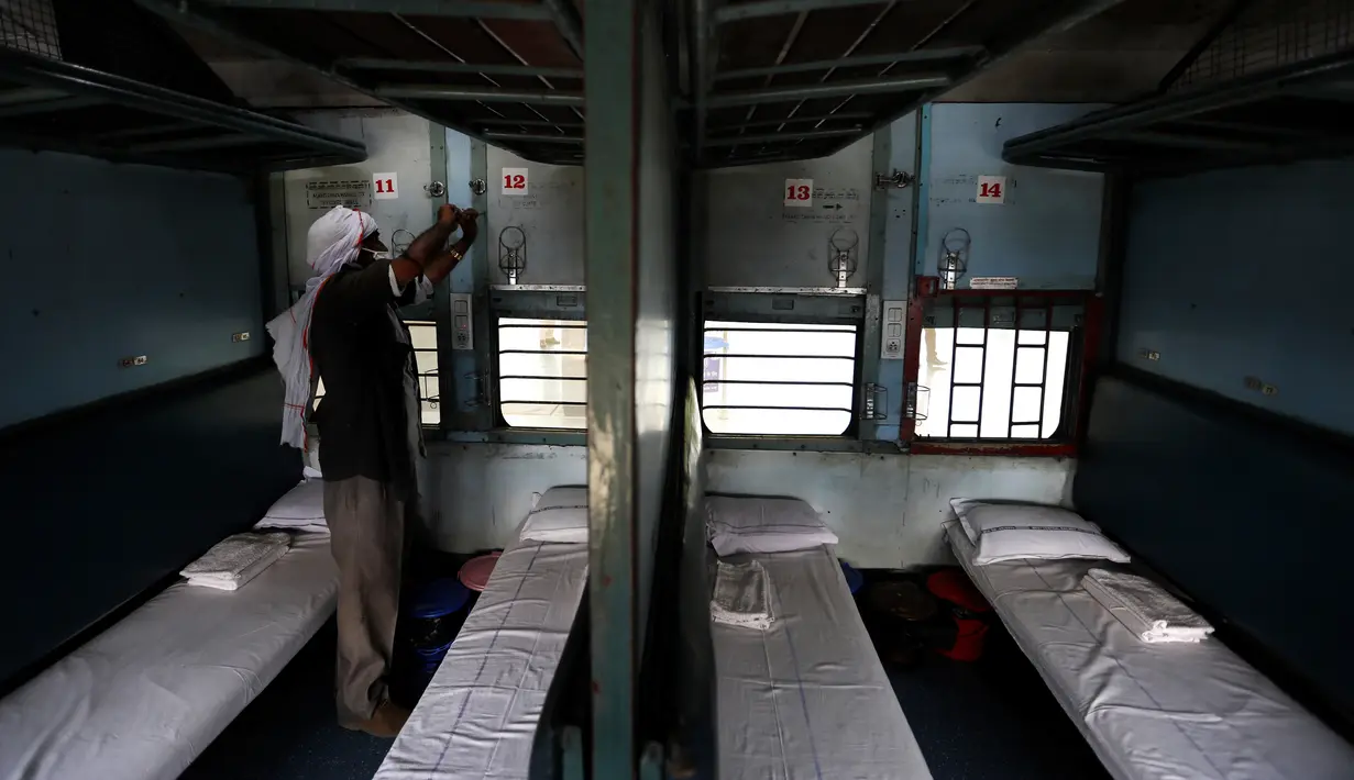 Pekerja memperbaiki gerbong kereta api yang disiapkan untuk menjadi pusat perawatan pasien Covid-19 saat Ibu Kota India berjuang menahan lonjakan kasus virus corona, di New Delhi, Rabu (1/7/2020). New Delhi menjadi kota dengan penularan paling parah di India, diikuti Mumbai. (AP Photo/Manish Swarup)