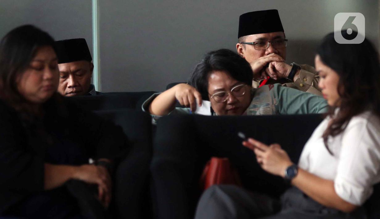 Dan, pada 11 Agustus 2025, KPK telah mengumumkan penghitungan awal kerugian negara dalam kasus tersebut mencapai Rp1 triliun lebih, dan mencegah tiga orang untuk bepergian ke luar negeri. Tampak dalam foto, mantan Menteri Agama, Yaqut Cholil Qoumas (kanan belakang) saat tiba untuk menjalani pemeriksaan di Gedung Merah Putih Komisi Pemberantasan Korupsi (KPK), Selasa (16/12/2025). (Liputan6.com/Helmi Fithriansyah)