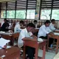 Ratusan peserta mengikuti Ujian Nasional (UN) Paket A atau setara Sekolah Dasar (SD) yang diselenggarakan Suku Dinas Pendidikan Wilayah (Liputan6.com/Nafiysul Qodar)