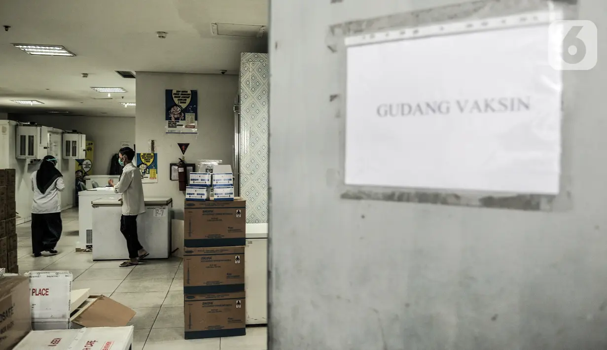 Suasana gudang penyimpanan vaksin COVID-19 produksi Sinovac di Gedung Dinas Kesehatan DKI Jakarta, Rabu (13/1/2021). Dinas Kesehatan DKI Jakarta mulai mendistribusikan vaksin COVID-19 ke seluruh puskesmas di Ibu Kota. (merdeka.com/Iqbal S. Nugroho)