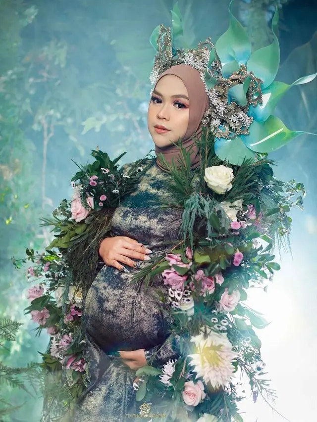 9 Gaya Maternity Shoot Ria Ricis dengan Ragam Tema, Pakai Kostum Peri Hutan-Baju Serba Hitam