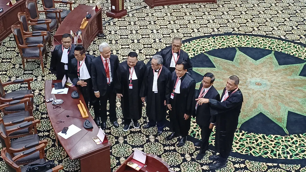 Pasangan Ganjar Pranowo-Mahfud MD tampak akrab dengan Tim Pembela Prabowo Subianto-Gibran Rakabuming Raka di ruang sidang sengketa pilpres di Mahkamah Konstitusi (MK).