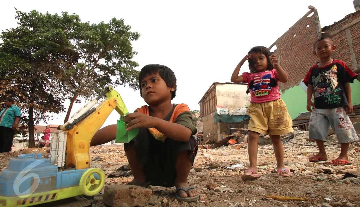 Anak-anak bermain di lokasi bekas penggusuran di Bukit Duri, Jakarta, Senin (20/1). Pasca terjadinya penggusuran, kawasan tersebut kini dimanfaatkan oleh anak-anak untuk dijadikan lahan bermain. (Liputan6.com/Gempur M Surya)