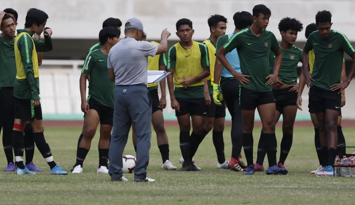 Pelatih Timnas Indonesia U-19, Fakhri Husaini, memberikan instruksi saat latihan di Stadion Pakansari, Bogor, Senin (30/9). Latihan ini merupakan persiapan jelang Piala AFF U-19 di Vietnam. (Bola.com/Vitalis Yogi Trisna)