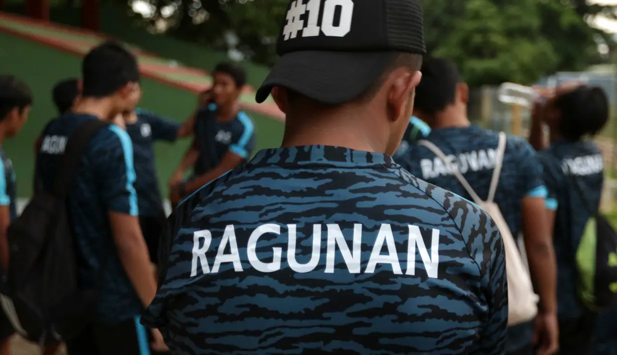 Para Pemain Diklat Ragunan berkumpul usai melakukan uji coba dengan tim Barito Putera U-21 di Stadion Bea & Cukai Rawamangun, Jakarta, Rabu (2/3/2016). (Bola.com/Nicklas Hanoatubun)