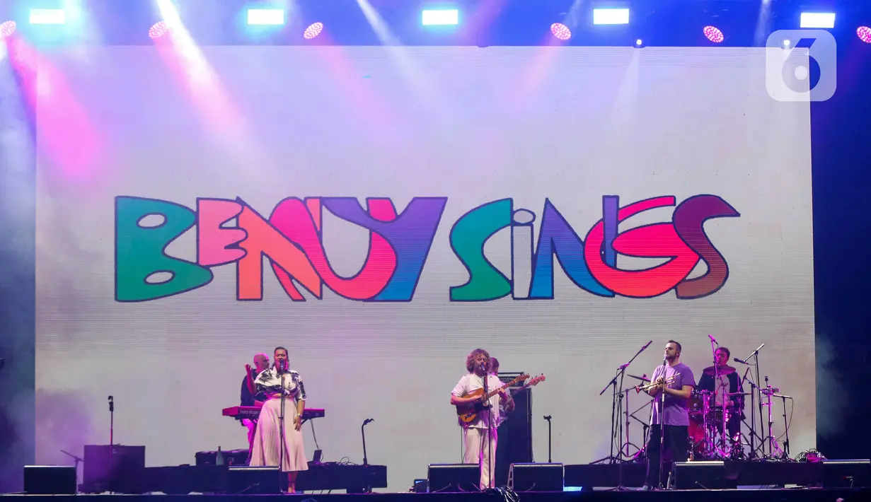 Benny Sings membawakan beberapa lagu diantaranya Not Enough, Sunny Afternoon dan Roller Up. (Liputan6.com/Herman Zakharia)