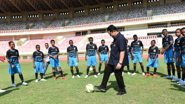 Presiden Jokowi didampingi Menteri BUMN Erick Thohir meresmikan pusat pelatihan sepak bola di Stadion Lukas Enembe Papua. Peresmian Papua Football Academy (PFA) ini digadang jadi pengembangan potensi anak-anak asli papua.