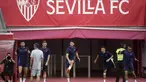 Para pemain Sevilla melakukan pemanasan saat mengikuti sesi latihan tim di stadion Ramon Sanchez Pizjuan di Seville pada 17 Mei 2023. (AFP/Cristina Quicler)