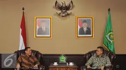 Direktur Utama Indosiar, Imam Sudjarwo (kiri) berbincang dengan Menag Lukman Hakim Saifuddin saat melakukan audiensi di Gedung Kemenag, Jakarta, Jumat (27/5). Pertemuanmembahas sejumlah hal jelang bulan suci Ramadan. (Liputan6.com/Helmi Fithriansyah)