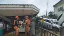 Tim penyelamat mengevakuasi seorang warga dari rumahnya yang terendam banjir menyusul hujan deras yang dibawa oleh Topan Kalmaegi di sebuah permukiman di Kota Cebu, Filipina tengah, pada Selasa 4 November 2025. Badan cuaca Filipina memperkirakan Topan Kalmaegi—badai tropis ke-20 tahun ini—akan bergerak ke arah Laut China Selatan pada Selasa (4/11) malam atau Rabu (5/11/2025) pagi waktu setempat. (Alan TANGCAWAN/AFP)