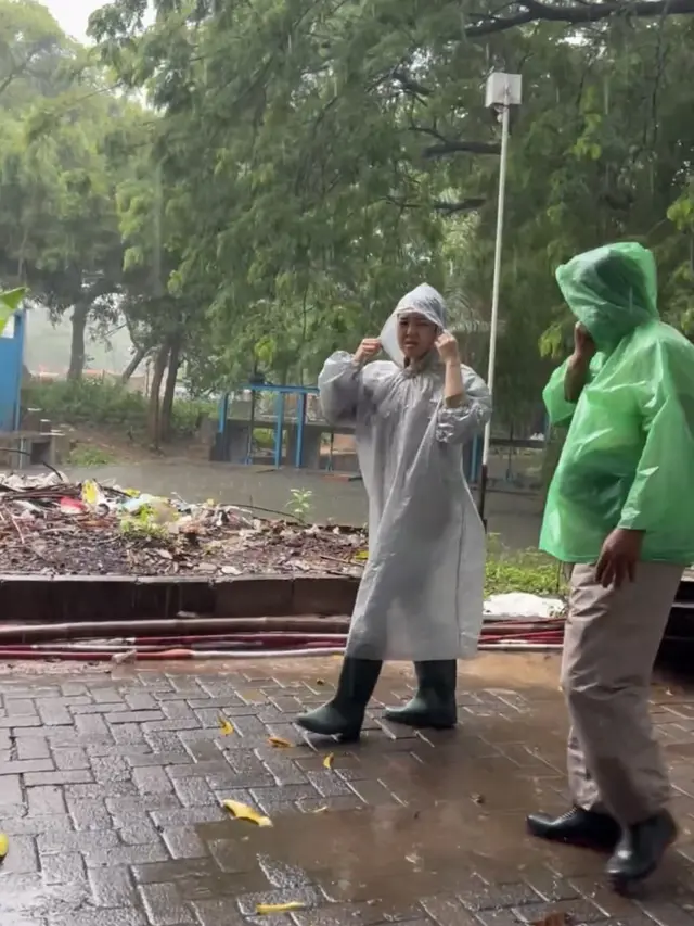 Pakai Mantel Kresek, Ini 7 Momen Tina Toon Tinjau Lokasi Banjir yang Tuai Banyak Pujian