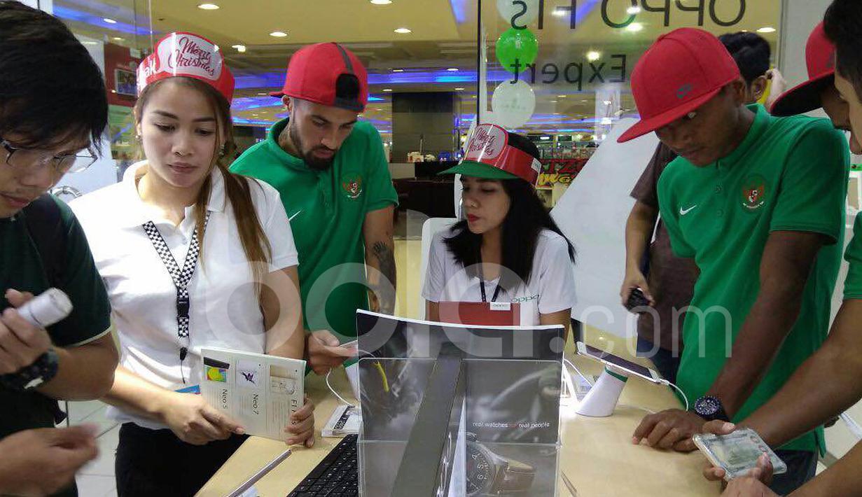 Stefano Lilipaly (tengah) ditemani M. Abduh Lestaluhu (kanan) dan Manahati Lestusen (kiri) mengunjungi sebuah gerai telepon seluler di sebuah pusat perbelanjaan di Makati City, Manila, Filipina, Minggu (20/11/2016). (Bola.com/Nicklas Hanoatubun)