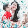 Sandra Dewi juga mendapat ciuman sayang dari sang putra bungsu, Mikhael Moeis. Dalam keterangan unggahan, bintang sinetron Putri Bidadari ini mengungkapkan jika perayaan ulang tahunnya tersebut sangat dadakan. (Liputan6.com/IG/@sandradewi88)