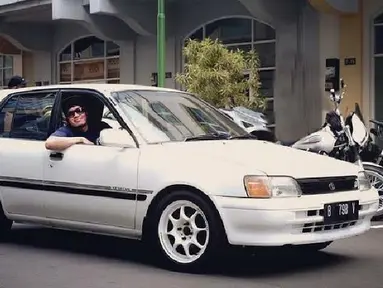 Toyota Starlet EP81 atau Starlet Kapsul berwarna putih menjadi salah satu mobil kesayangan yang dimilikinya. (Source: Instagram/@desta80s)