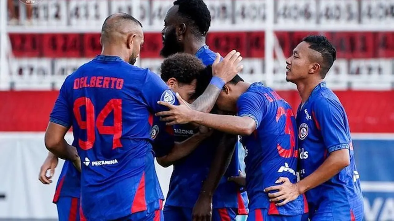 Pemain Arema FC merayakan gol ke gawang PSBS Biak pada laga BRI Liga 1 2024/2025. (c) Dok. Arema FC