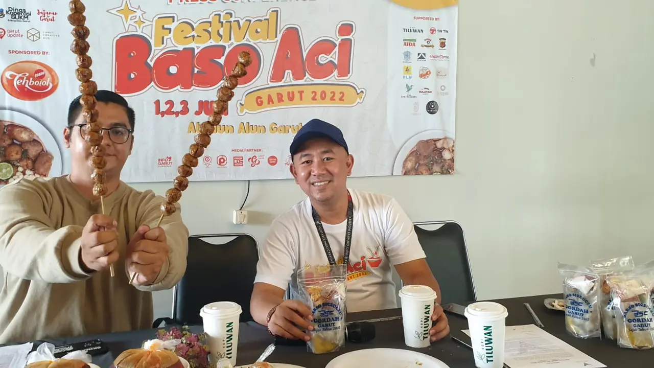 Direktur Vortable sekaligus penyelenggara kegiatan Festival Baso Aci Dhani Omar Dien, beserta Boby Firdasu, Jajanan Garut menunjukan varian baso dalam launching kegiatan festival baso aci Garut. (Liputan6.com/Jayadi Supriadin)