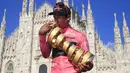 Pembalap Ineos Grenadiers, Egan Bernal, sukses dalam perhelatan Giro d’Italia tahun ini. Ia sukses mengantongi poin tertinggi di Geneal Classification (GC) dan membuatnya menjadi Si Maglia Rosa Giro d’Italia. (Foto: AFP/Luca Bettini)