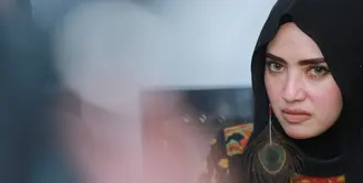 Beberapa hari setelah pemakaman istri kedua penyanyi religi Opick, Wulan Mayasari, tersiar sosok istri ketiga. Perempuan mengenakan cadar saat pemakaman disebut-sebut menjadi istri ketiganya. (Adrian Putra/Bintang.com)